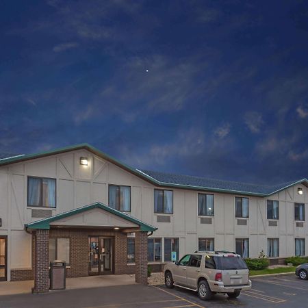 Delavan Inn And Suites Екстериор снимка