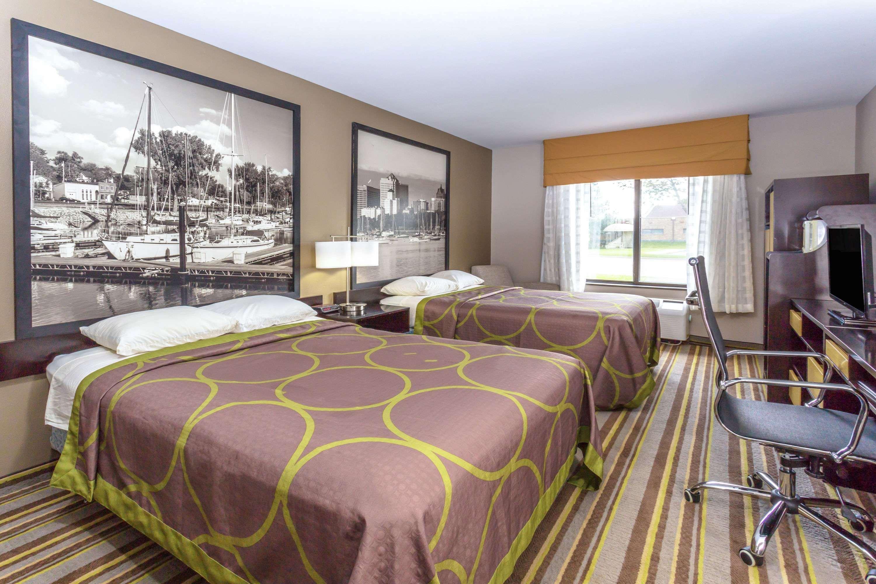 Delavan Inn And Suites Екстериор снимка