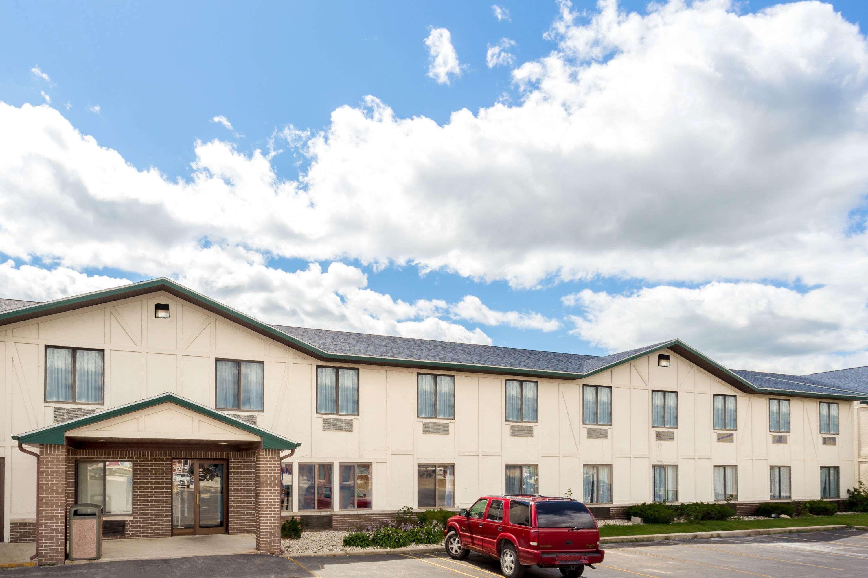 Delavan Inn And Suites Екстериор снимка
