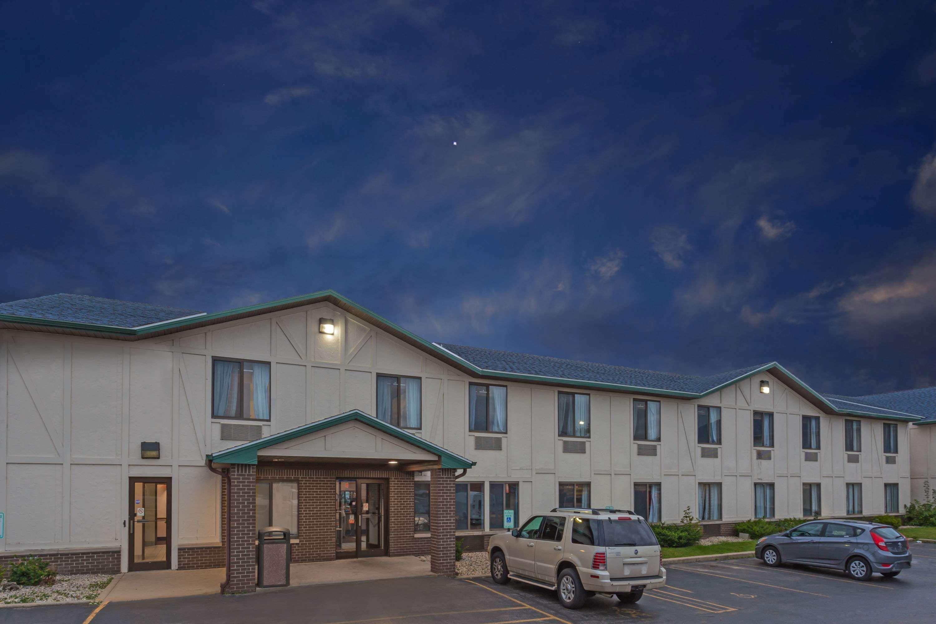 Delavan Inn And Suites Екстериор снимка