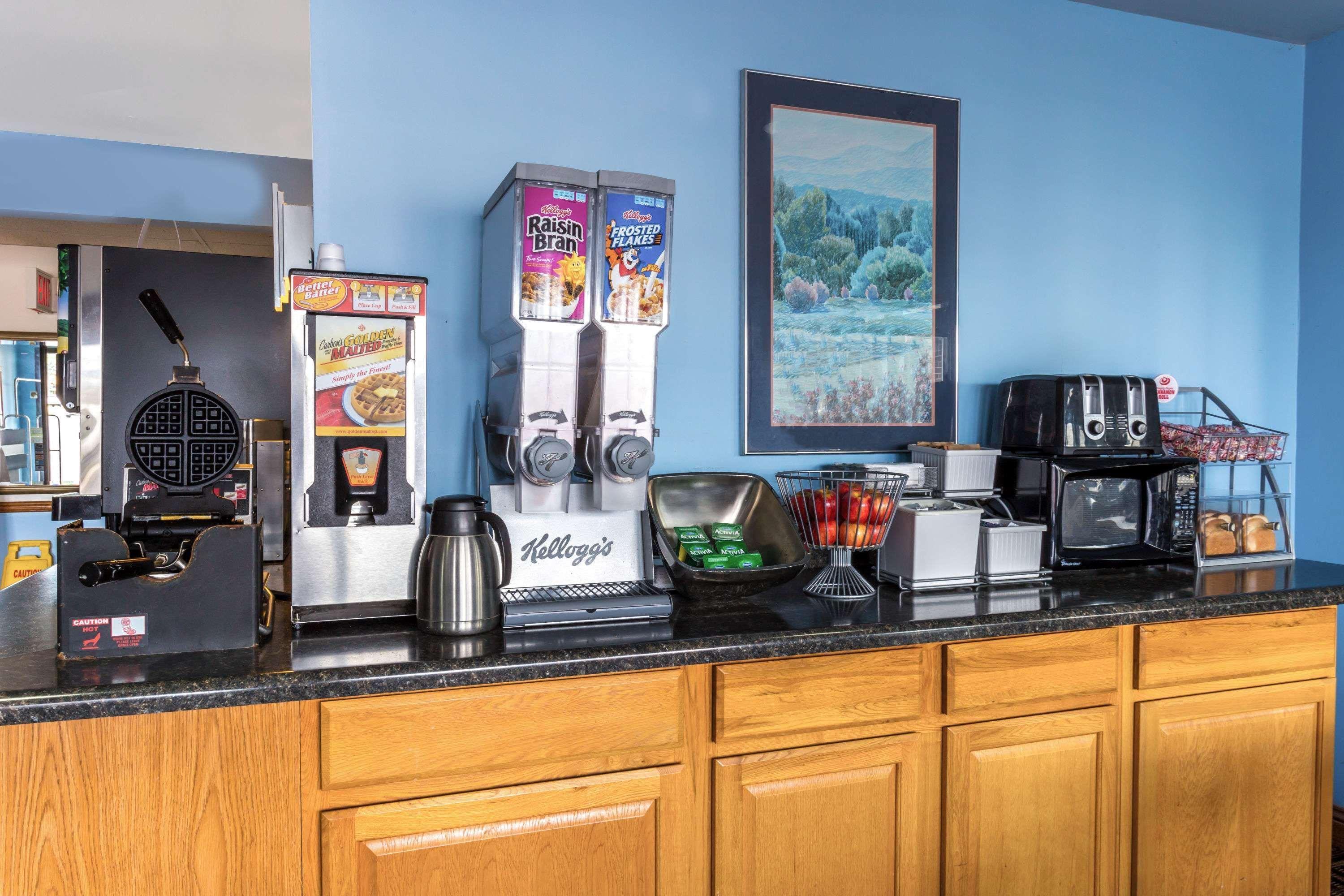 Delavan Inn And Suites Екстериор снимка