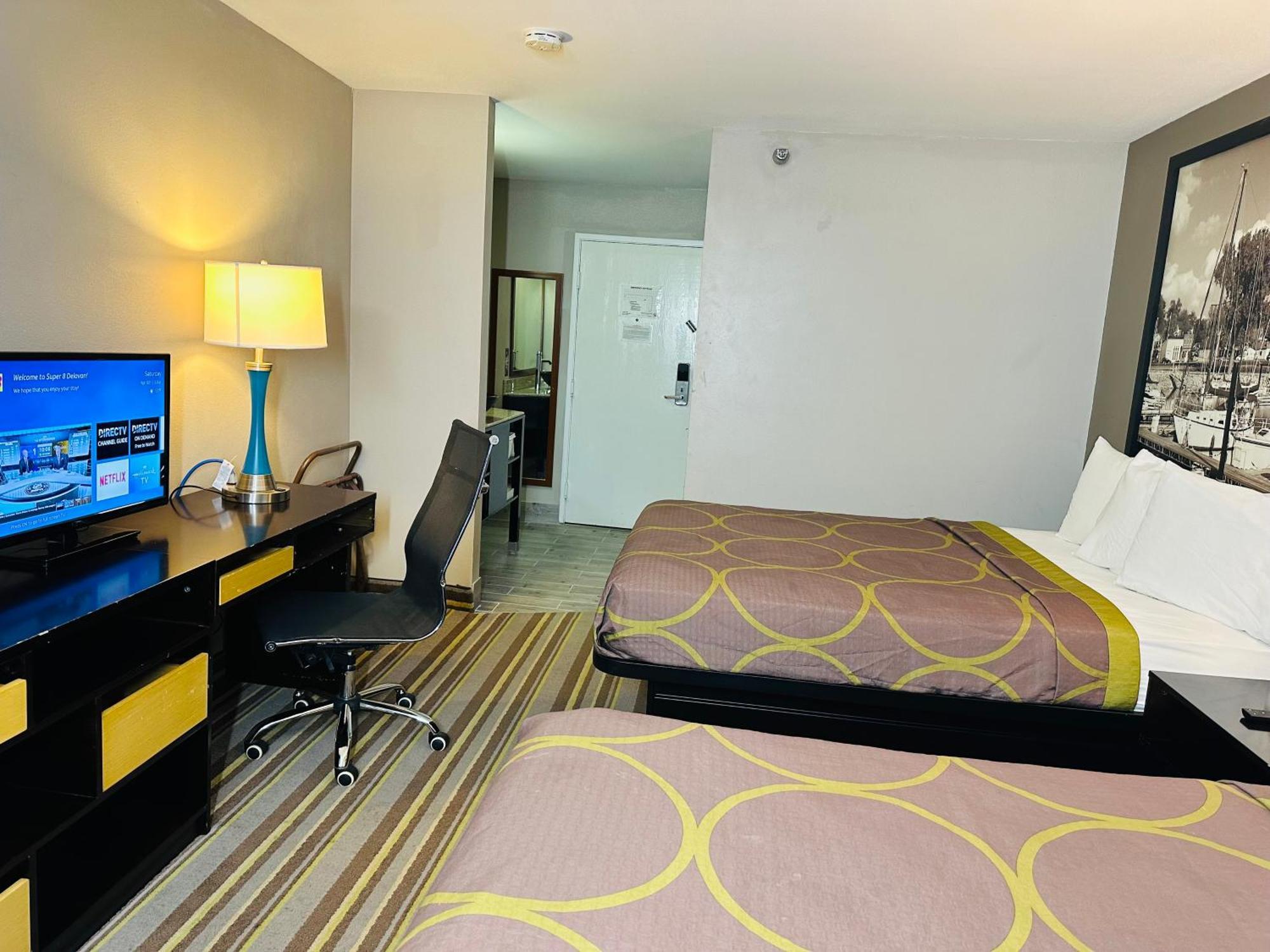 Delavan Inn And Suites Екстериор снимка