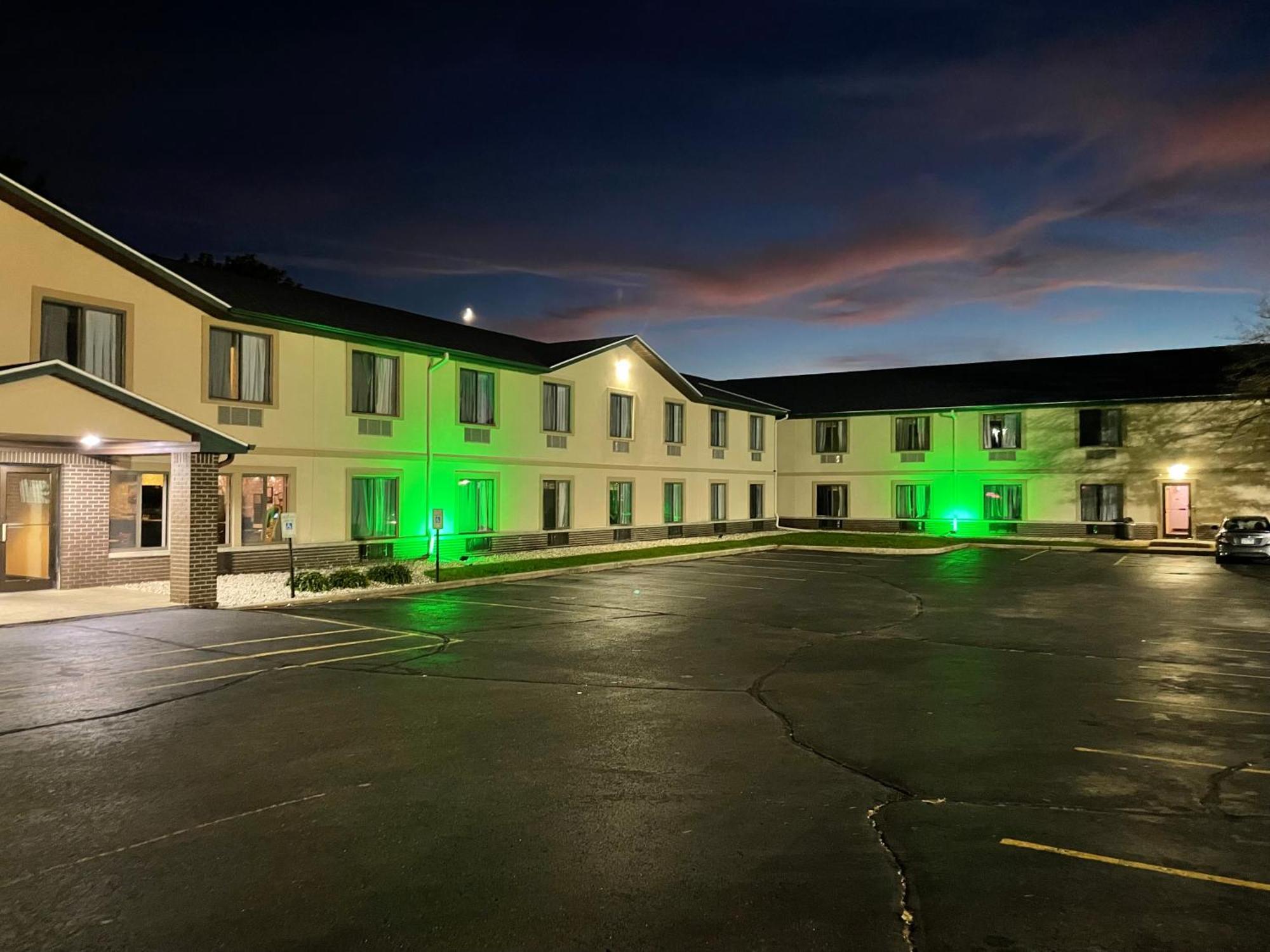 Delavan Inn And Suites Екстериор снимка