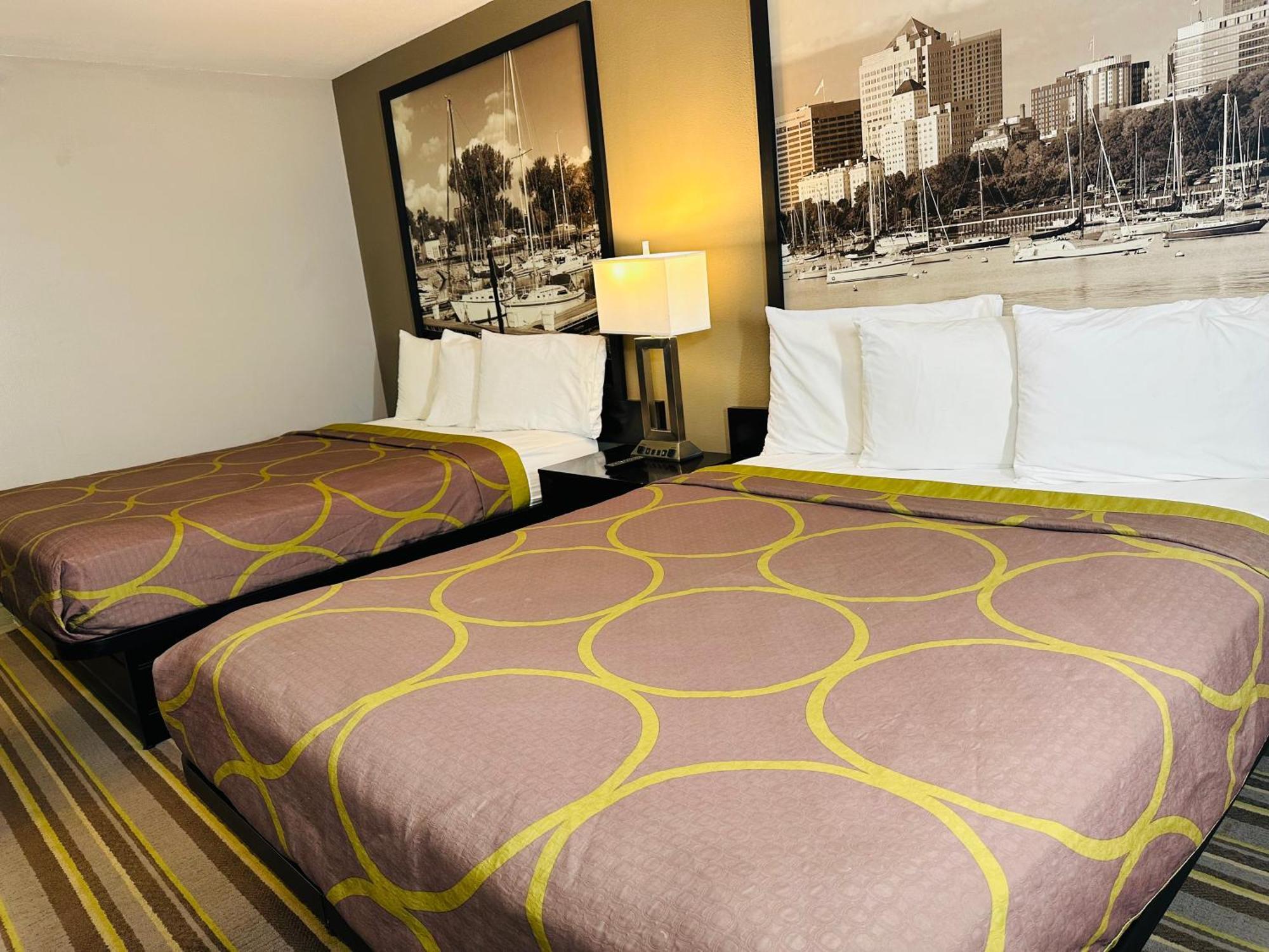 Delavan Inn And Suites Екстериор снимка