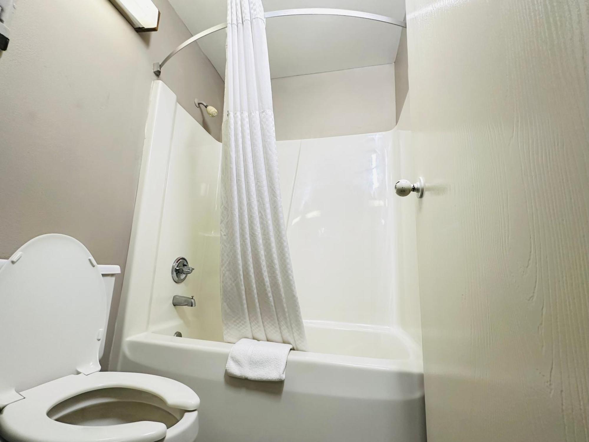 Delavan Inn And Suites Екстериор снимка
