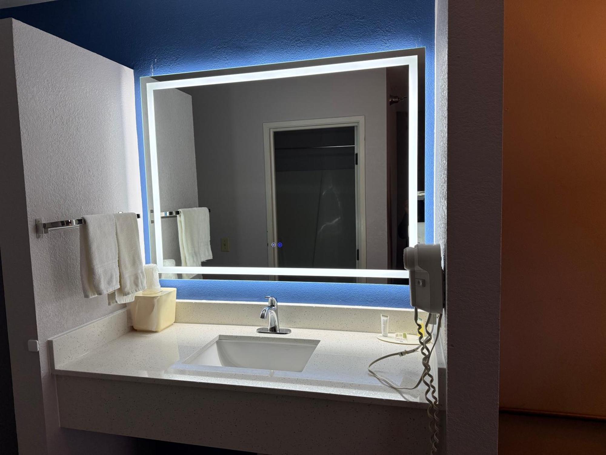 Delavan Inn And Suites Екстериор снимка