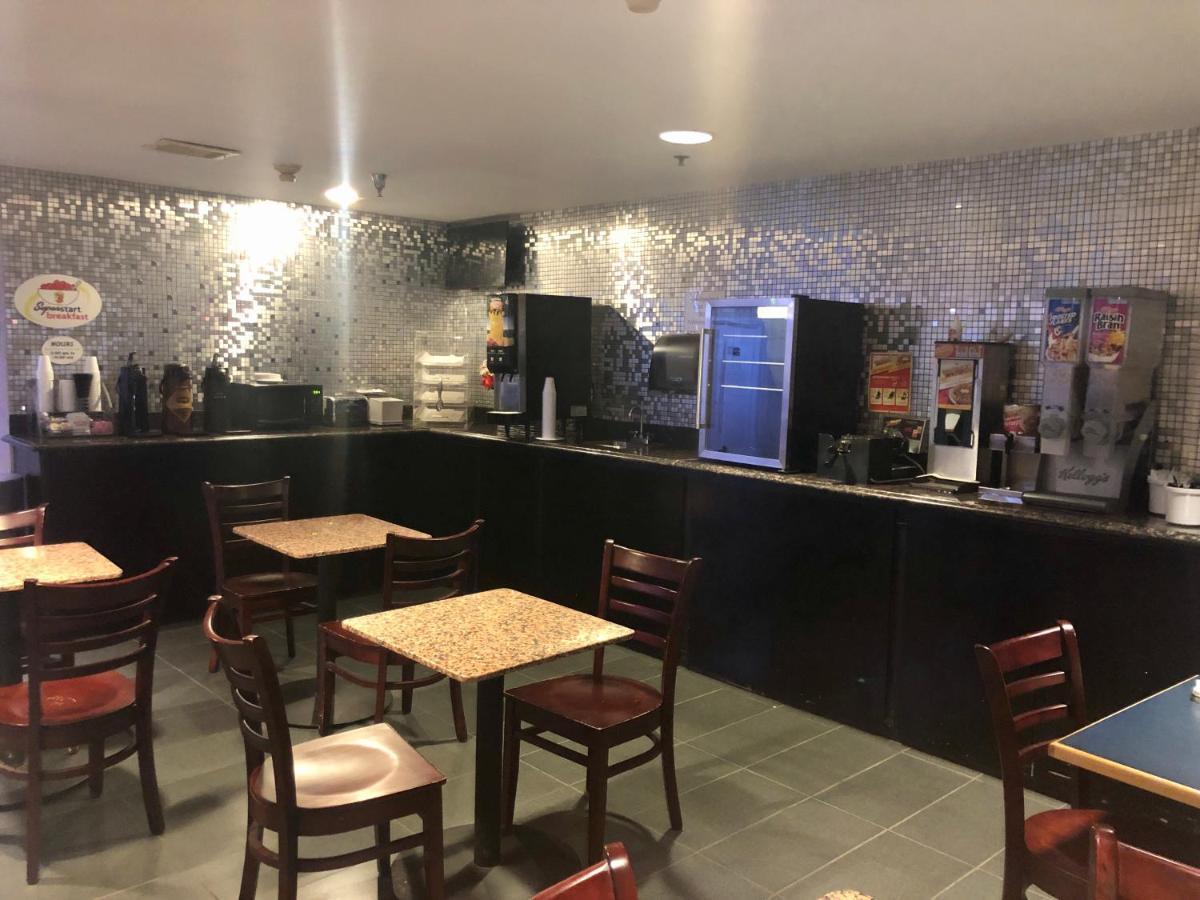 Delavan Inn And Suites Екстериор снимка